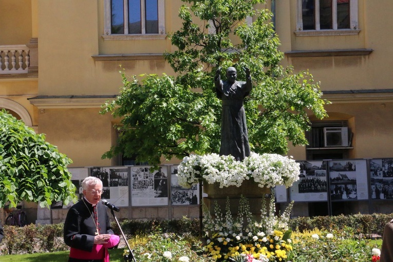 Uroczystość z okazji 100. rocznicy urodzin Jana Pawła II przy jego pomniku na dziedzińcu Pałacu Biskupów Krakowskich