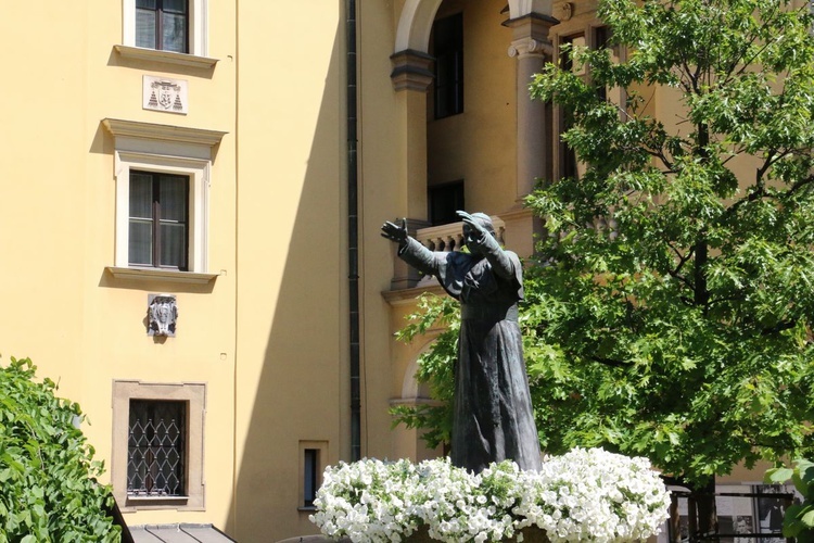 Uroczystość z okazji 100. rocznicy urodzin Jana Pawła II przy jego pomniku na dziedzińcu Pałacu Biskupów Krakowskich