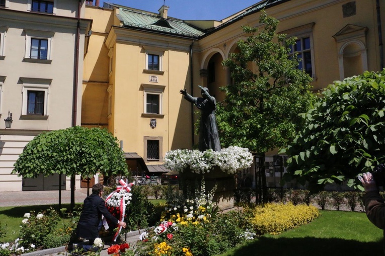 Uroczystość z okazji 100. rocznicy urodzin Jana Pawła II przy jego pomniku na dziedzińcu Pałacu Biskupów Krakowskich