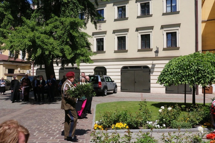 Uroczystość z okazji 100. rocznicy urodzin Jana Pawła II przy jego pomniku na dziedzińcu Pałacu Biskupów Krakowskich