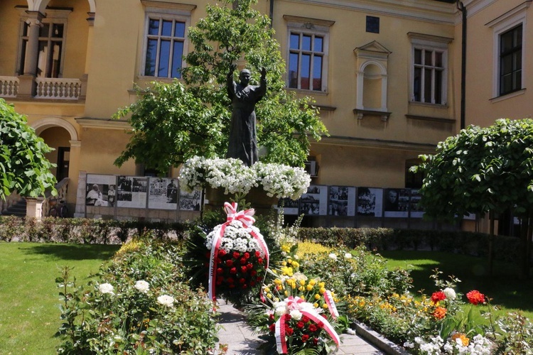 Uroczystość z okazji 100. rocznicy urodzin Jana Pawła II przy jego pomniku na dziedzińcu Pałacu Biskupów Krakowskich