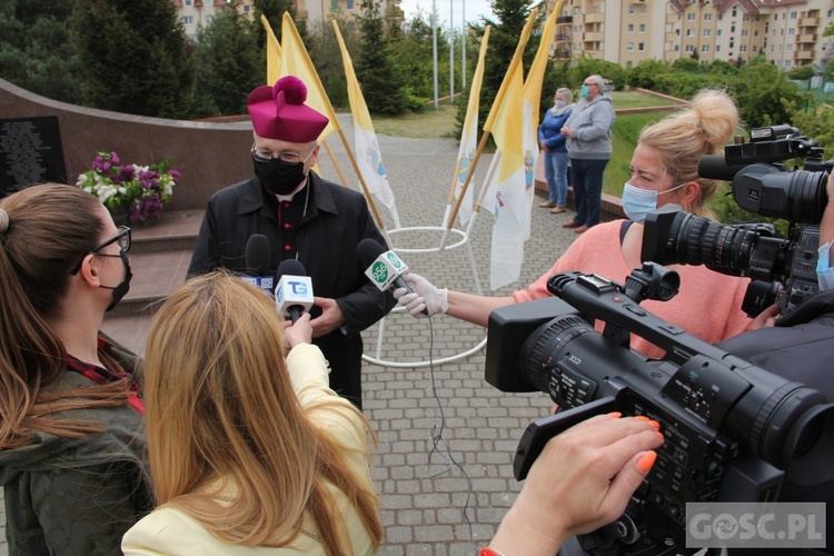 Modlitwa pod pomnikiem Jan Pawła II w Gorzowie Wlkp.