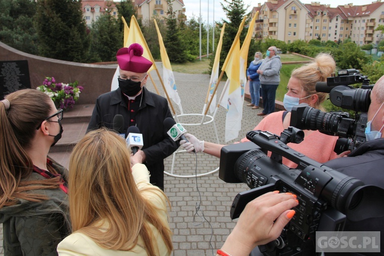 Modlitwa pod pomnikiem Jan Pawła II w Gorzowie Wlkp.