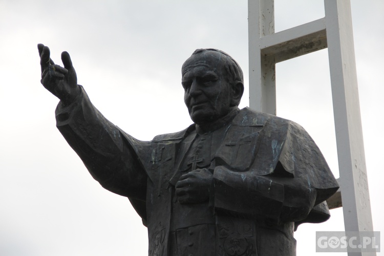 Modlitwa pod pomnikiem Jan Pawła II w Gorzowie Wlkp.