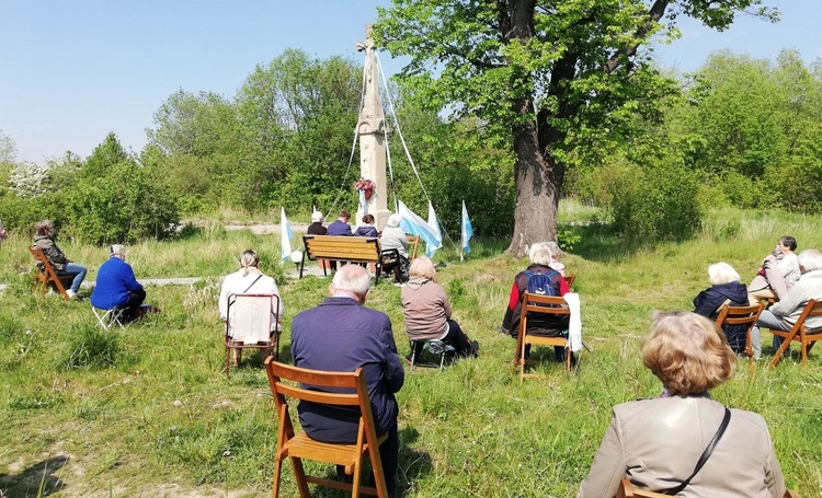 Majowa modlitwa na Złotych Łanach pod XIX-wiecznym krzyżem