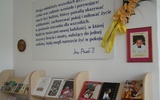 Przygotowana przez uczniów i nauczycieli izba pamięci Jana Pawła II.