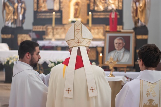 Wprowadzenie relikwii św. Jana Pawła II w Bobrku