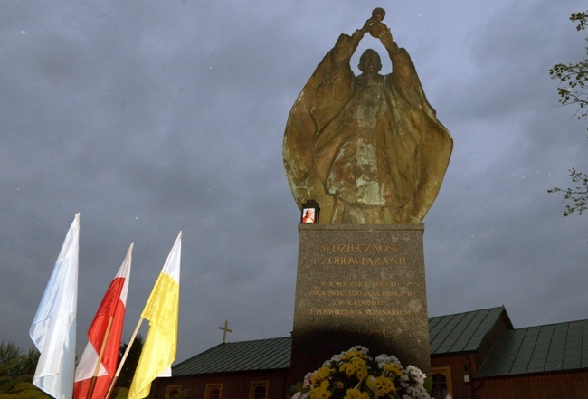 Wieczorna modlitwa przy pomniku św. Jana Pawła II