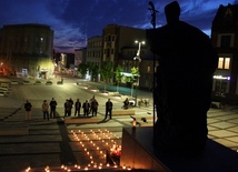 Rybnik. 100 świateł na 100. urodziny Jana Pawła II