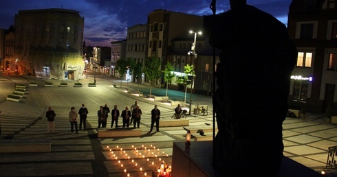 Rybnik. 100 świateł na 100. urodziny Jana Pawła II