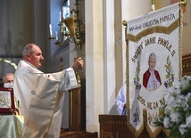 Ksiądz proboszcz Ireneusz Neznal święci chorągiew ufundowaną przez wszystkie róże różańcowe z parafii.