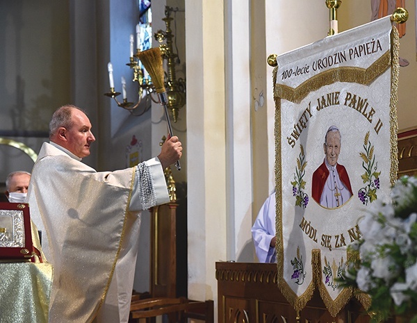 Ksiądz proboszcz Ireneusz Neznal święci chorągiew ufundowaną przez wszystkie róże różańcowe z parafii.