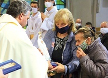 Parafianie ze wzruszeniem zabierali figury Matki Bożej Fatimskiej do siebie.