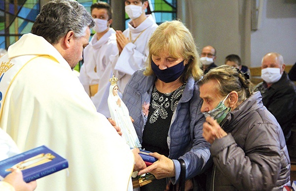 Parafianie ze wzruszeniem zabierali figury Matki Bożej Fatimskiej do siebie.