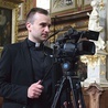 Ks. Grzegorz Słodkowski realizuje transmisję Mszy św. i nabożeństw.