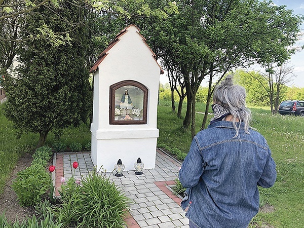 Indywidualna majówka przed kapliczką przy ul. Poniatowskiego w Stalowej Woli.