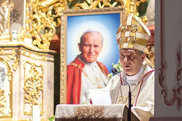 Bp Roman Pindel w czasie homilii opowiadał o pierwszych latach życiach papieża Polaka.