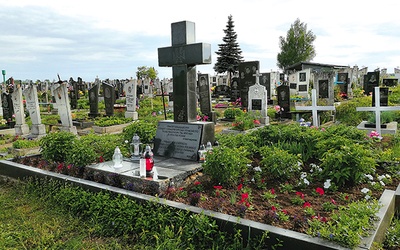 ▲	Zbiorowy grób na cmentarzu.