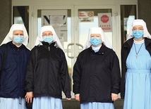 ▲	Przed wejściem do szpitala zakaźnego w Kędzierzynie-Koźlu. Od lewej: s. Estera, s. Marietta, s. Michalina i s. Damiana.