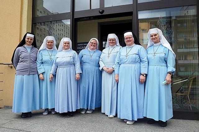 Siostry służebniczki przed wejściem do Domu Pomocy Społecznej „Nazaret”  w Gliwicach-Sośnicy. 