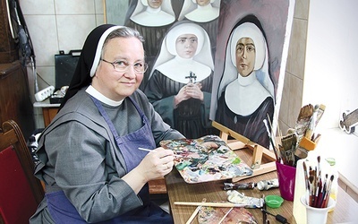 Siostra Felicyta w swojej pracowni przy ul. św. Józefa. Zajmuje się obecnie portretami męczenniczek elżbietańskich, które oddały życie w 1945 r.  Trwa ich proces beatyfikacyjny.