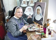 Siostra Felicyta w swojej pracowni przy ul. św. Józefa. Zajmuje się obecnie portretami męczenniczek elżbietańskich, które oddały życie w 1945 r.  Trwa ich proces beatyfikacyjny.