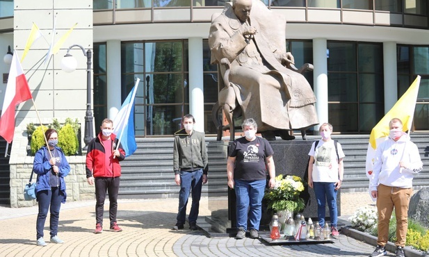 Pielgrzymi pod pomnikiem papieża Jana Pawła II.