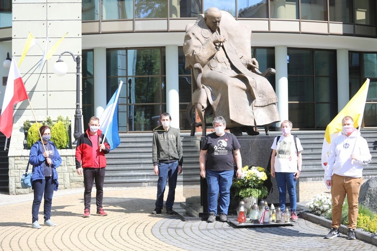 Pielgrzymi pod pomnikiem papieża Jana Pawła II.