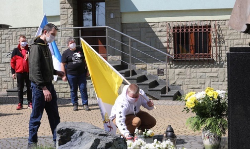 U stóp papieskiego pomnika złożyli symboliczną różę i płonący znicz.