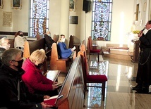 ▲	Głogowianie odkrywają Pismo Święte ze swoimi duszpasterzami.