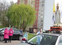 Mieszkańcy chętnie dołączali się do modlitwy.