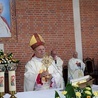 ▼	Na zakończenie Mszy św. bp Henryk Tomasik udzielił błogosławieństwa relikwiami świętego.