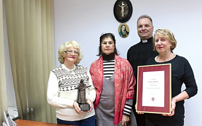 ▲	Za swoją działalność w 2017 r. zostali uhonorowani nagrodą Ubi Caritas. Ks. Robert Kowalski z wolontariuszkami  (od prawej): Jadwigą Gozdór, Barbarą Bandyką i Zofią Piątek.
