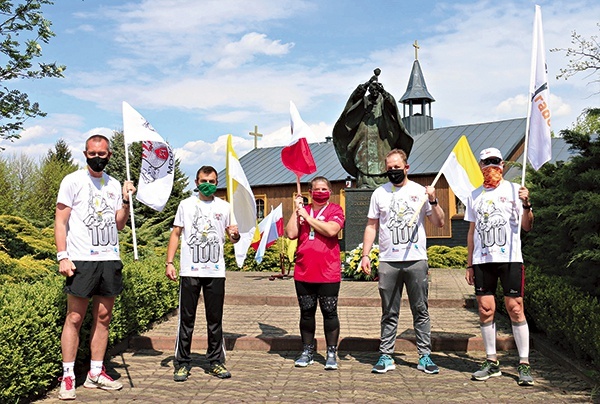 ▲	Przy pomniku papieża na placu Wyższego Seminarium Duchownego w Radomiu biegacze otrzymali medale. 