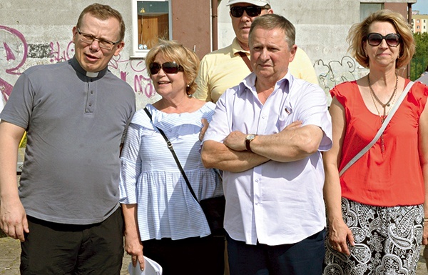 ►	Ksiądz Przemysław Wójcik  (pierwszy z lewej) nie tylko pracuje w lecznicy,  ale jest także diecezjalnym duszpasterzem oazowej wspólnoty Domowego Kościoła.