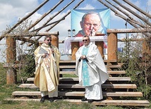 Ks. Jan Gawlas i ks. Roman Sławeński pod Krzyżem Jubileuszowym Ziemi Żywieckiej.