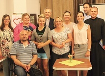Ekipa organizatorów z ks. Jerzym Dzierżanowskim (stoi w środku, z tyłu) podczas ubiegłorocznej edycji wydarzenia.