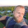 Kapłan ze Śląska na dachu nad miastem Szczucińsk mówi młodym o strachu.