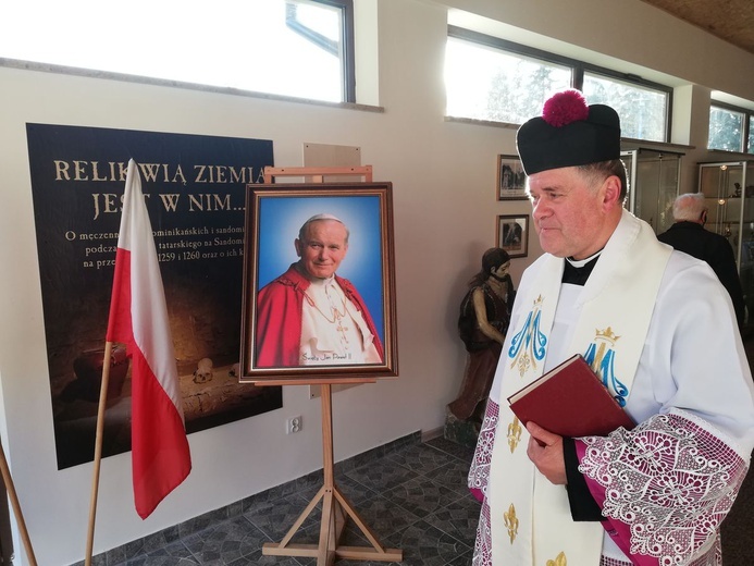 Janów Lubelski. Wystawa pamiątek o św. Janie Pawle II