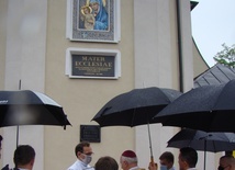 W Dmosinie, przed wizerunkiem Matki Kościoła, której całkowicie zawierzył się św. Jan Paweł II, wierni dziękowali za jego pontyfikat. 
