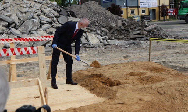 Zabrze. Uroczyste "wbicie łopaty" pod budowę Śląskiego Centrum Inżynierskiego Wspomagania Medycyny i Sportu [ZDJĘCIA]
