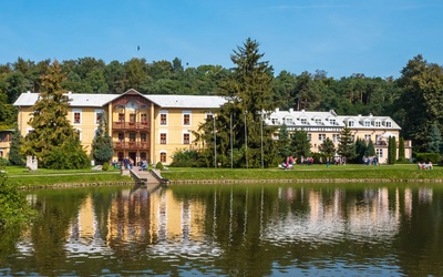 Park zdrojowy w Nałęczowie wciąż przyciąga kuracjuszy i turystów.