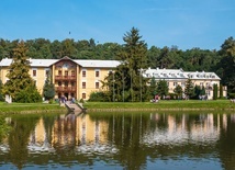 Park zdrojowy w Nałęczowie wciąż przyciąga kuracjuszy i turystów.