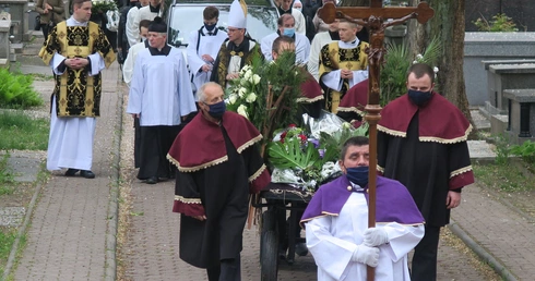 Biegnij do klasztoru jak do pustego grobu
