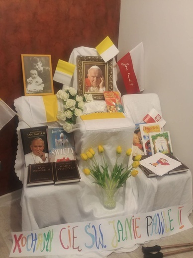 Papieski kącik w domu z okazji 100. rocznicy urodzin Jana Pawła II.