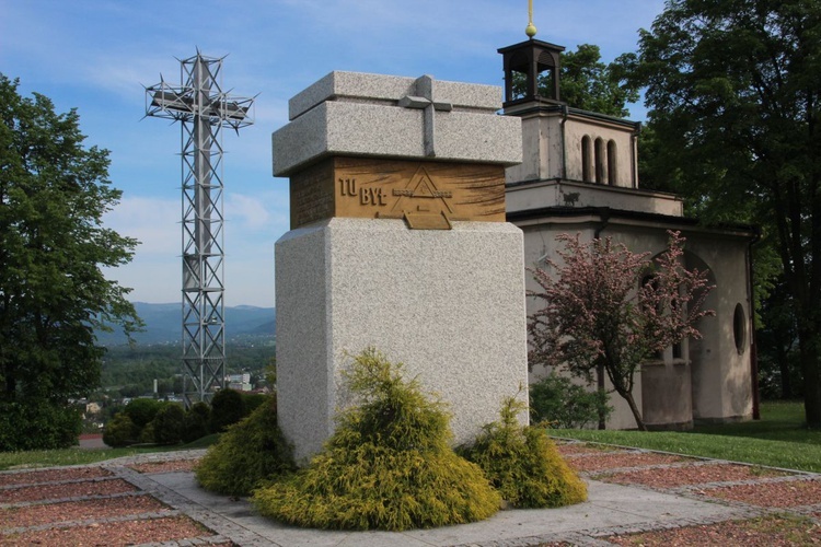 Obelisk stoi w sąsiedztwie kaplicy - sanktuarium św. Jana Sarkandra i papieskiego krzyża.