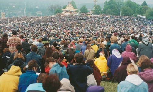 Tłumy pielgrzymów na Mszy św. na Kaplicówce w maju 1995 r.