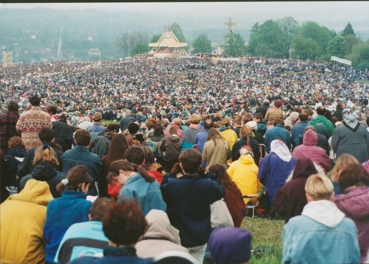 Tłumy pielgrzymów na Mszy św. na Kaplicówce w maju 1995 r.