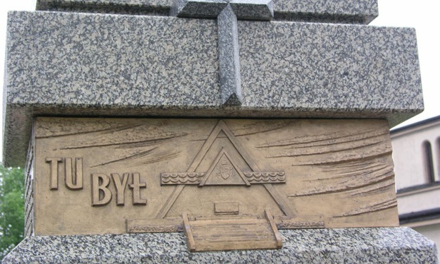 Obelisk na Kaplicówce stoi w miejscu ołtarza, przy którym papież sprawował Eucharystię.