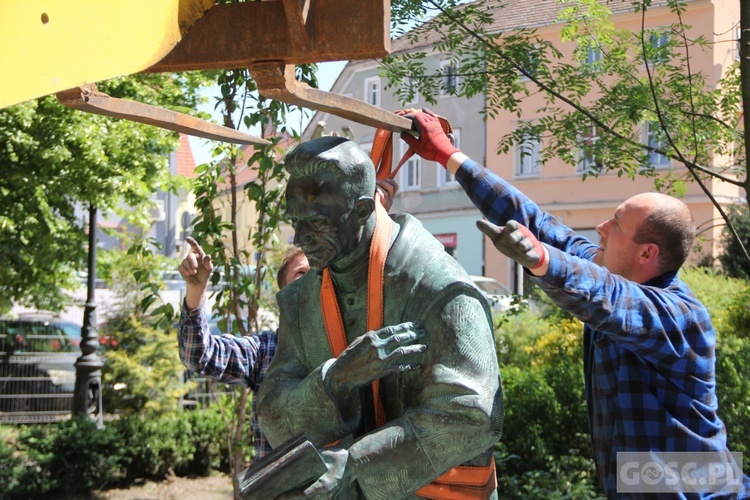 Pomnik ks. Kazimierza Michalskiego już stoi przy zielonogórskiej konkatedrze